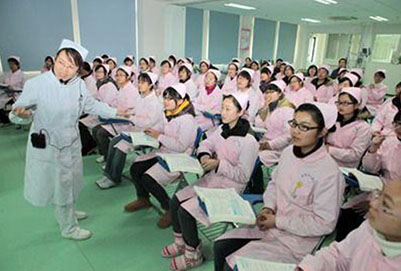 初中女生学习高级护理专业合适吗
